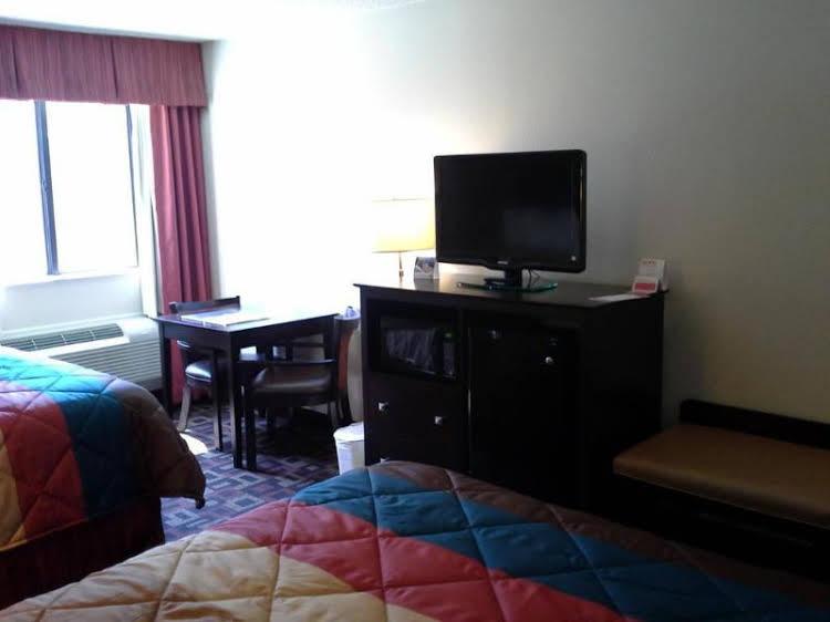 Ramada Inn - photo 3