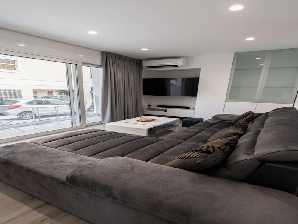 Charming 2 Bedroom House in Iraklio Greece — 4-Star Luxury Hotel in Athens, Greece