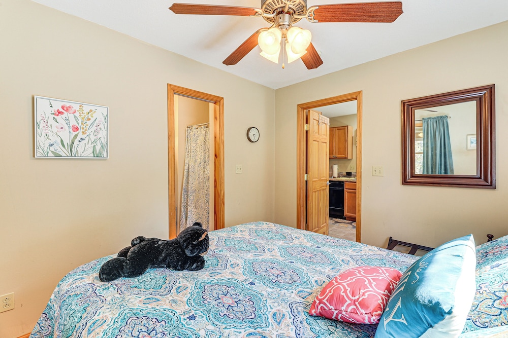3 Mi to Snowshoe Resort Cabin with Hot Tub - photo 15