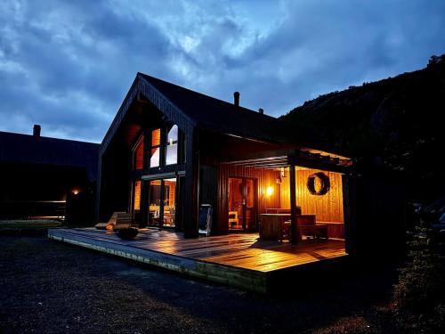 Flott nyere hytte i Sirdal med fantastisk utsikt og solforhold in Unknown City, Norway