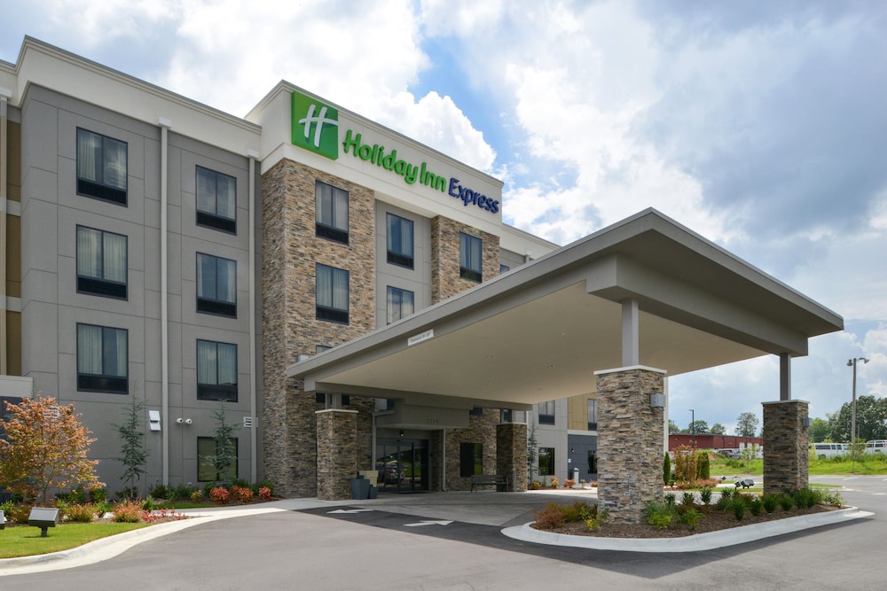 Holiday Inn Express & Suites Bryant Benton Area by IHG - carbon neutral hotel in Benton