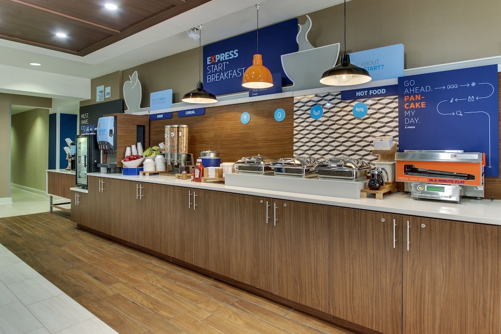 Holiday Inn Express & Suites Columbus Fort Benning Maingate by IHG - photo 19