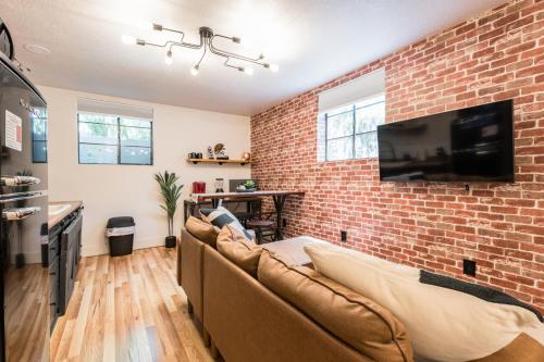 Awaken Your Senses King Bed BSU Parking in Boise, United States