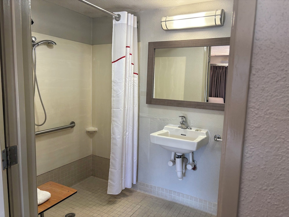 Red Roof Inn Greensboro Airport - photo 20