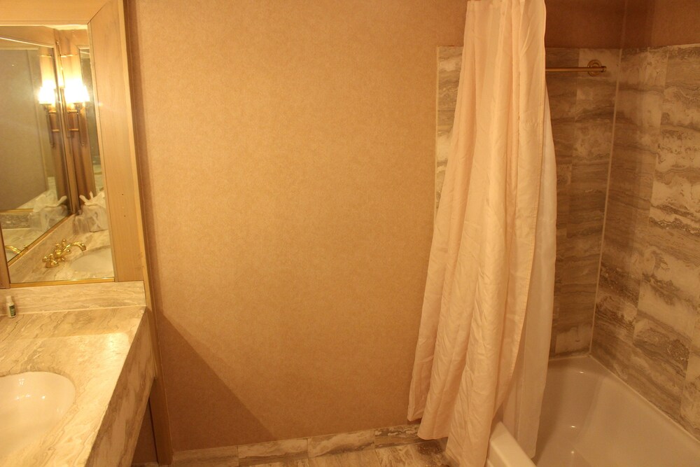 Roberts Riverwalk Urban Resort Hotel - photo 38