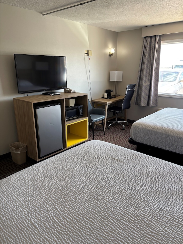 Days Inn by Wyndham West Branch Iowa City Area - photo 10