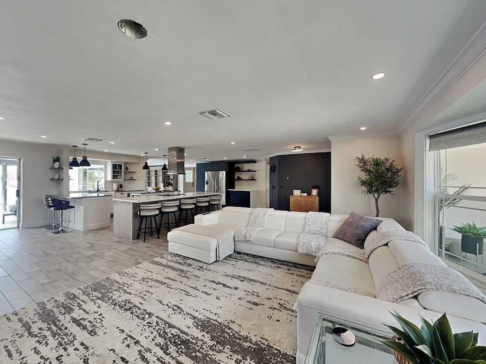 Nauti Mermaid — 4-Star Luxury Hotel in Cape Coral, United States