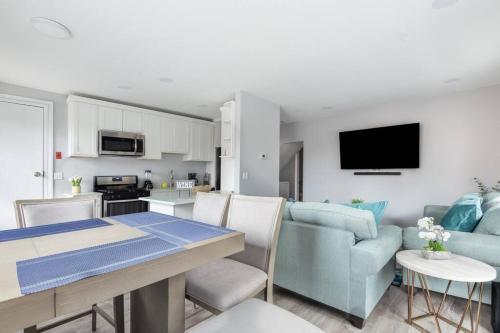 Sleek 1 Bedroom Apartment Plus Balcony 30 Mins to NYC — 4-Star Luxury Hotel in New Rochelle, United States