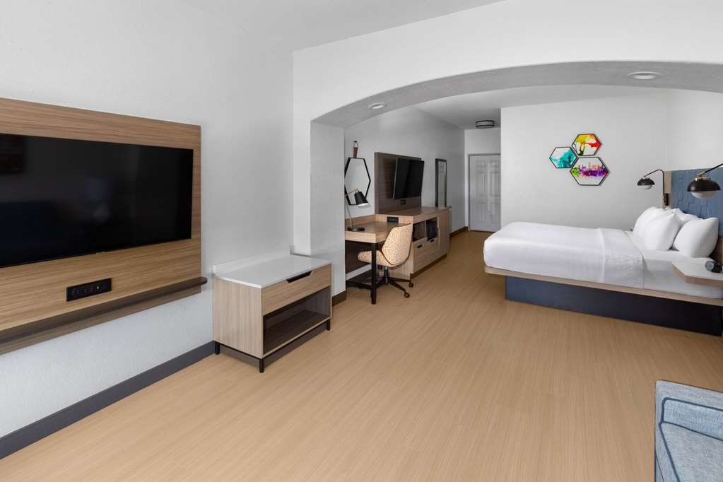 La Quinta Inn & Suites by Wyndham San Antonio Northwest - photo 36