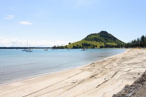 Sunny and Spacious moments from the Beach and Downtown — 4-Star Luxury Hotel in Tauranga, New Zealand