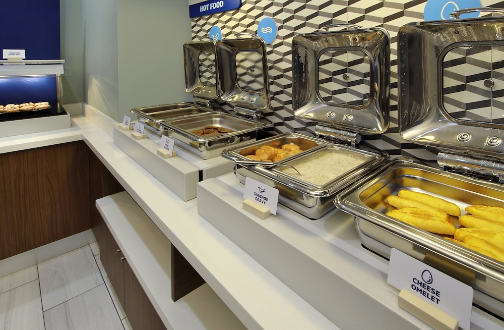 Holiday Inn Express & Suites Dallas Central Market Center by IHG - photo 45