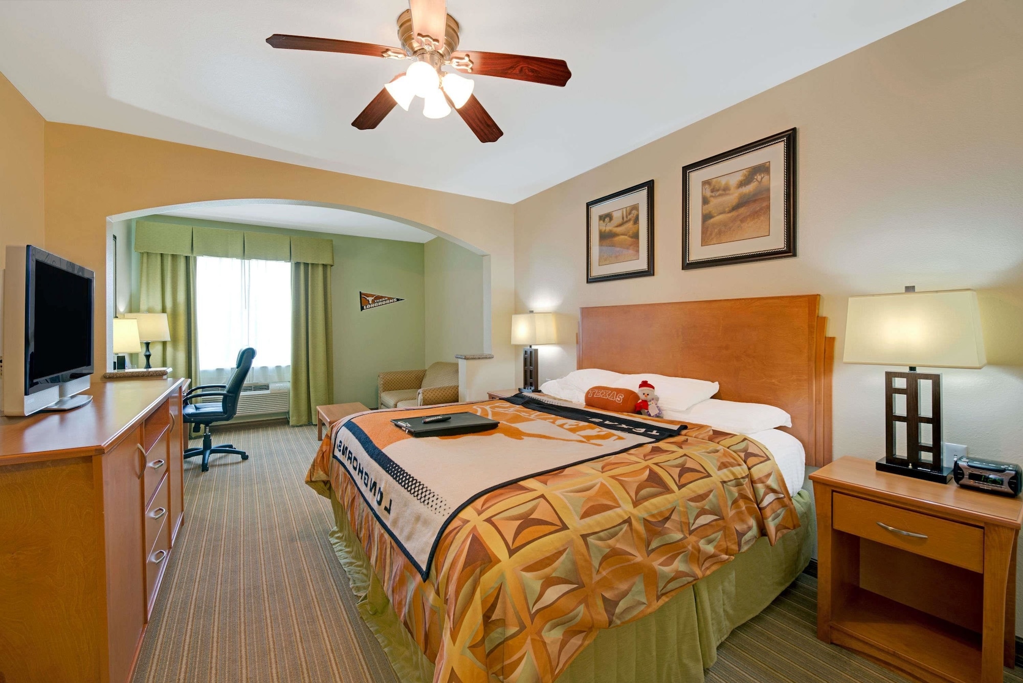 Super 8 By Wyndham Austin Airport North - photo 3