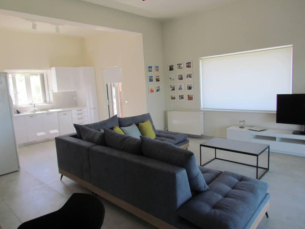 Beautiful 3 bed House in Chania With Garden — 4-Star Luxury Hotel in Kolympari, Greece