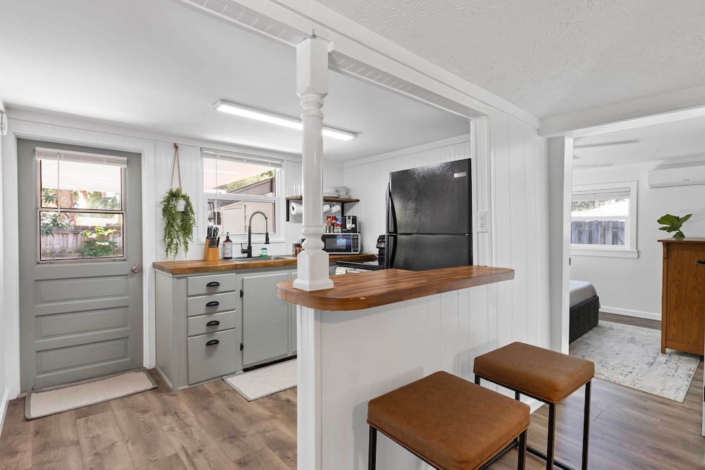 4 Mi To Dtwn Jensen Beach Cottage 18278975 — Jensen Beach