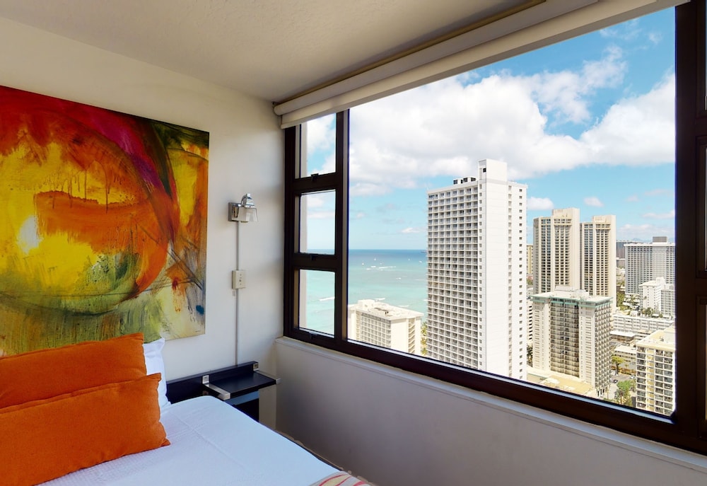 Artsy 32nd Floor Condo with Modern Furnishings & Gorgeous Ocean Views by Koko Resort Vacation Rentals - photo 6