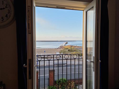 Beach View Couples Retreat Aberavon Beach Direct Seafront panoramic Sea Views large driveway parking — hotel in Port Talbot