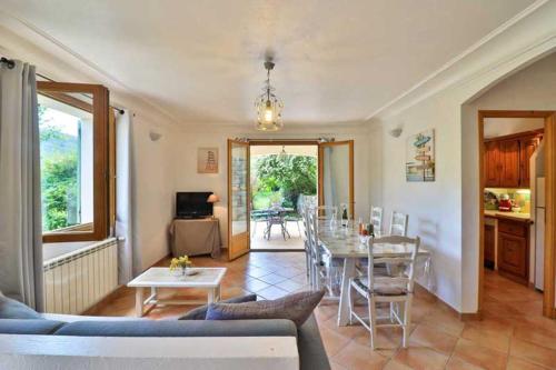 Apartment With one Bedroom in Le Bar sur loup With Wonderful Mountain View Enclosed Garden and Wifi — 4-Star Luxury Hotel in Le Bar-Sur-Loup, France