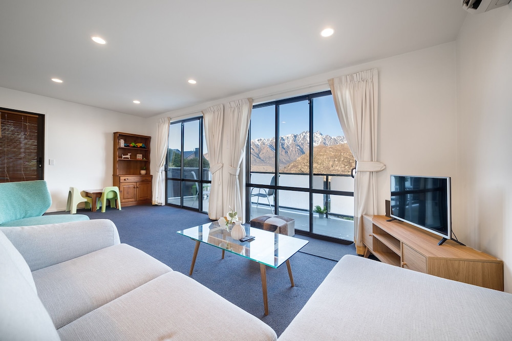 Goldfield Holiday Home — 4-Star Luxury Hotel in Queenstown, New Zealand