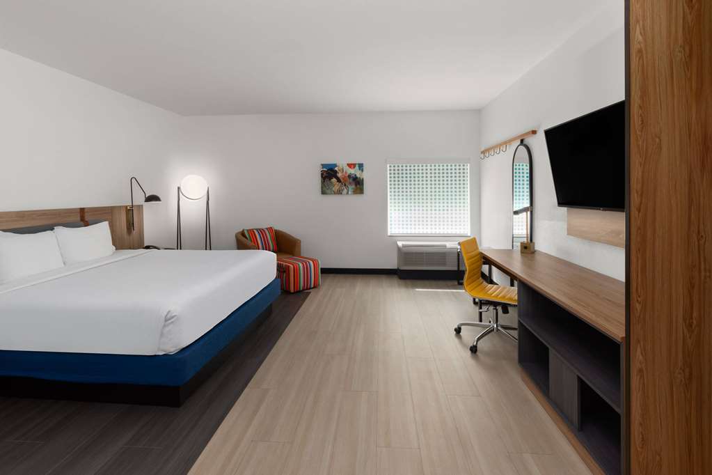 La Quinta Inn & Suites by Wyndham El Paso East Loop 375 - photo 10