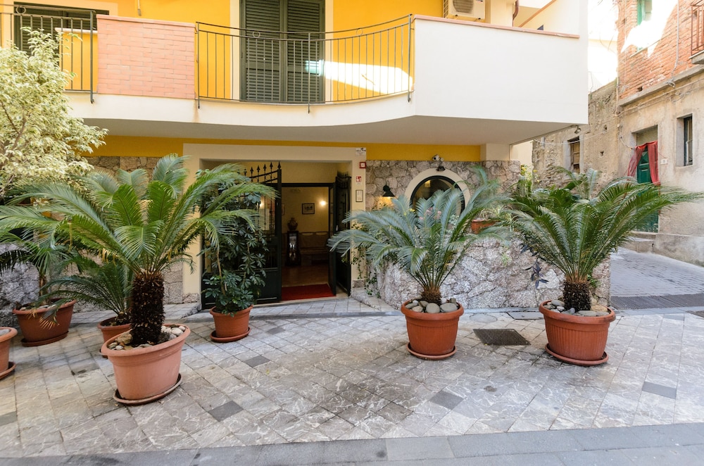 Residence Le Tartarughe — 4-Star Luxury Hotel in Letojanni, Italy