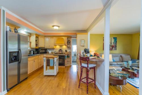 The Place Between The Lakes 4 Bedrooms 4 Beds in Lakewood, United States