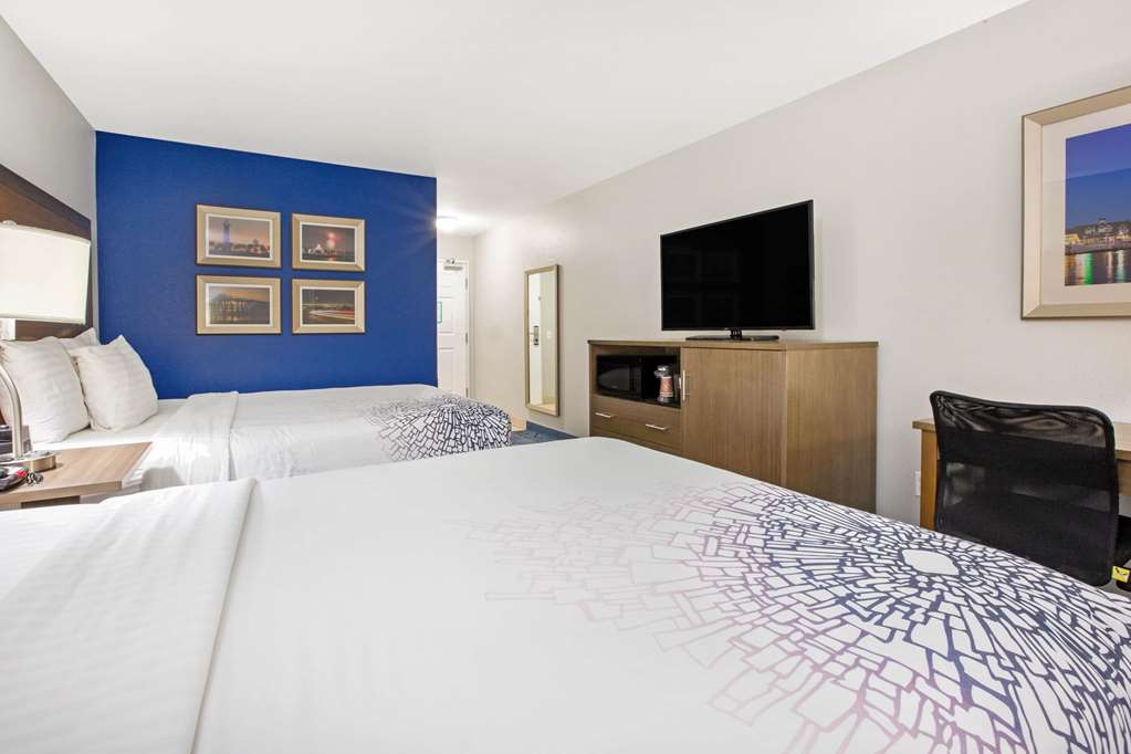 La Quinta Inn & Suites by Wyndham NE Long Beach Cypress - photo 10