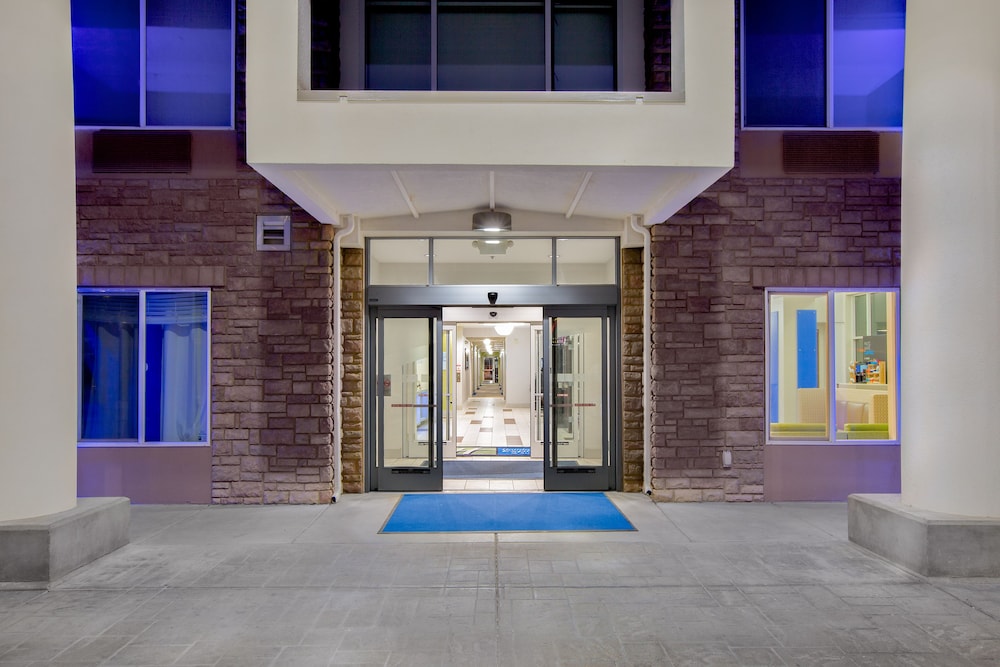 Holiday Inn Express & Suites Ontario - photo 48