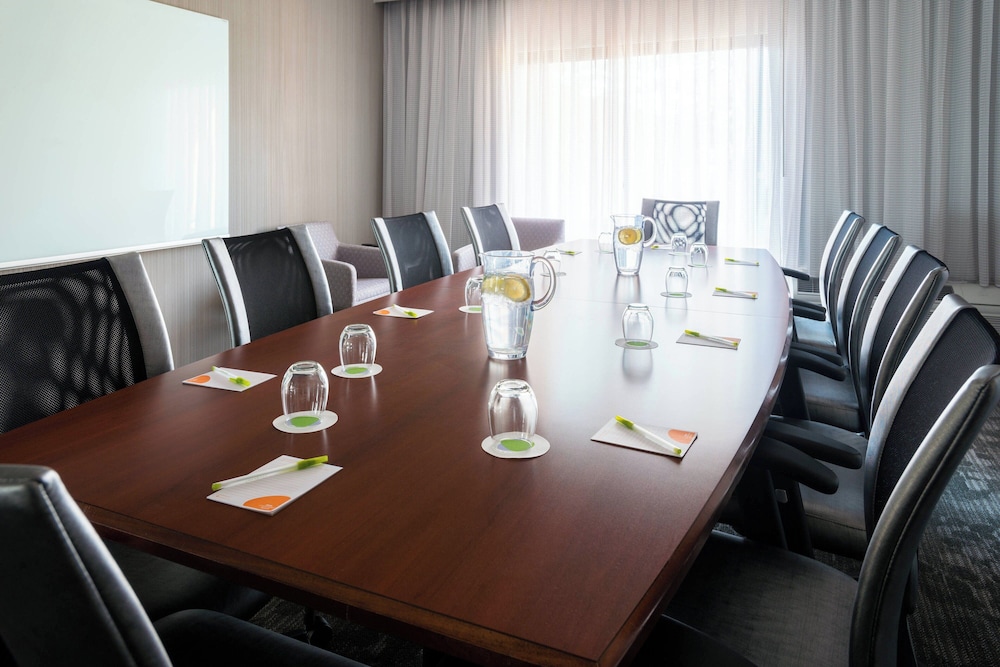 Courtyard by Marriott Toledo Maumee Arrowhead - photo 6