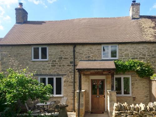 The Pippins a Cotswold cottage and garden parking Pass the Keys — 4-Star Luxury Hotel in Stow On The Wold, United Kingdom