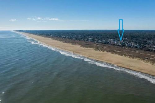 Absolute Beach 4bedrooms 3bath steps to beach in Virginia Beach, United States