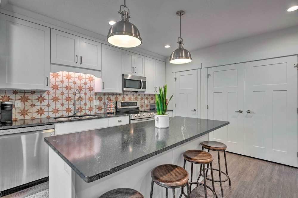 Vibrant Chic Home About 20 Mi To Salt Lake City 17406934 — Draper