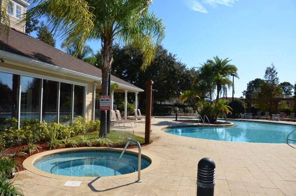 Lucaya 4 Bedrooms 4 Baths Townhome Spacious Living Room - photo 15