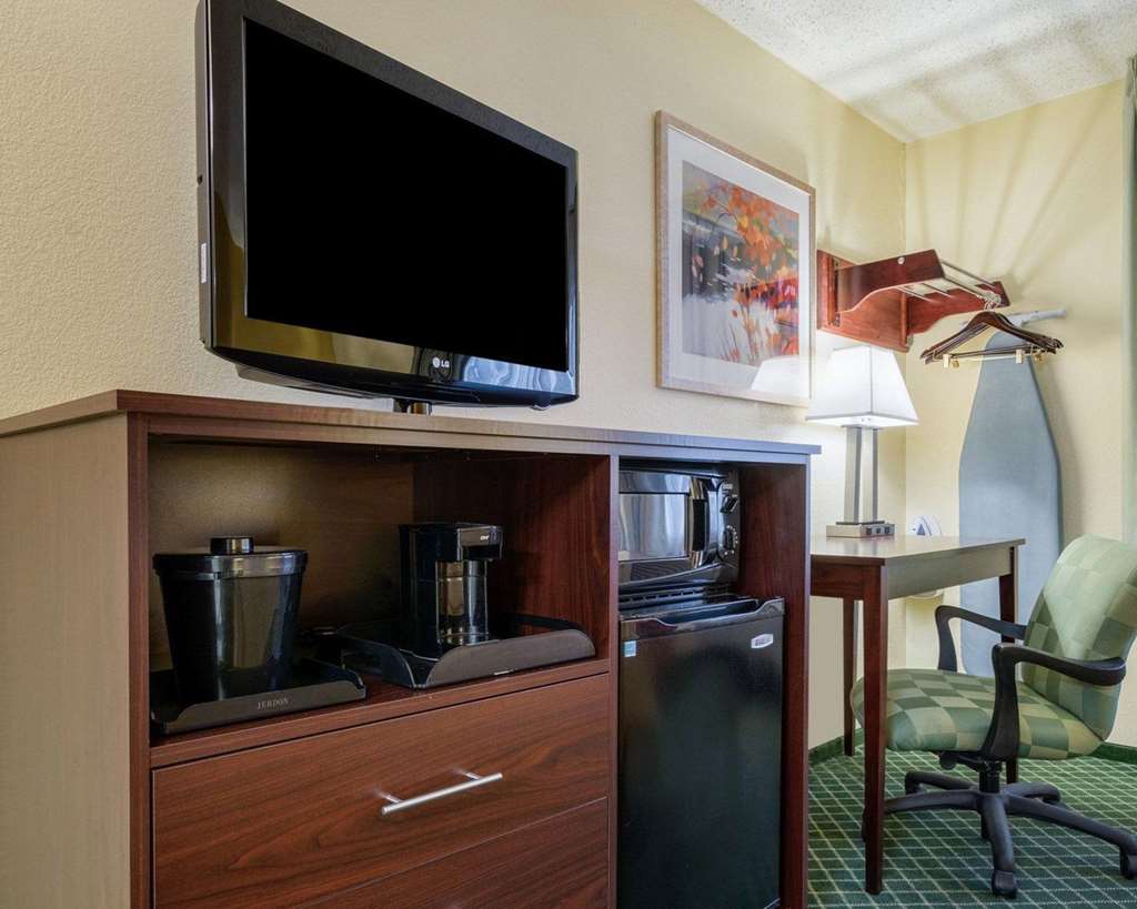 Quality Inn Newark Wilmington - photo 16