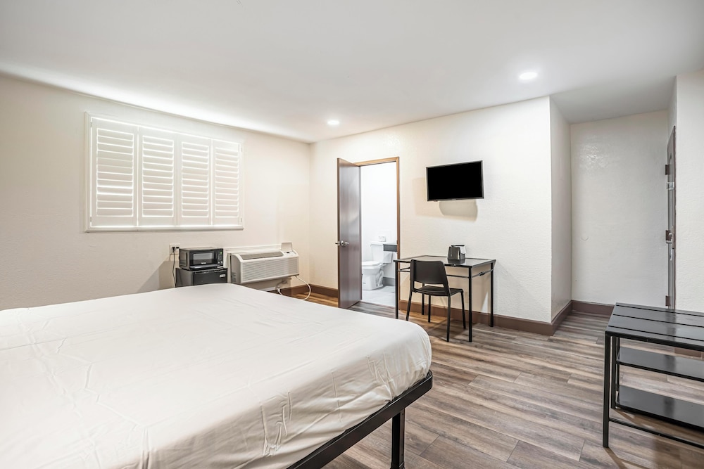 The Greens Hotel Stockton Blvd - photo 10