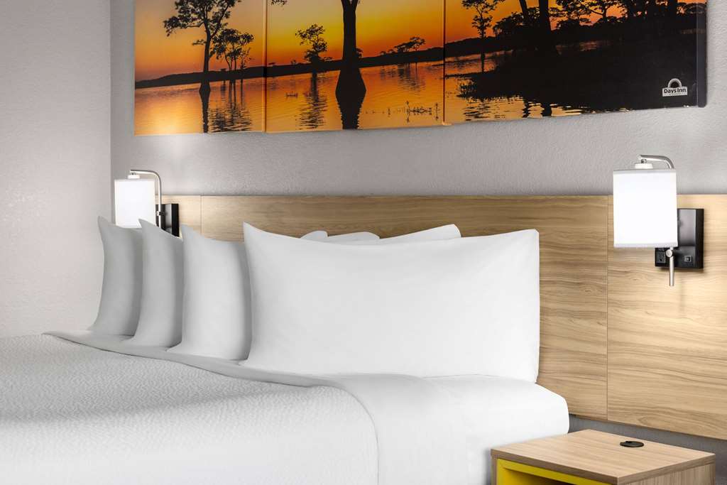 Days Inn by Wyndham Waycross - photo 17