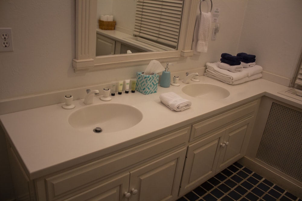 Inn at Lincoln Square - photo 33