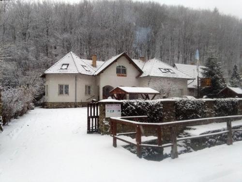 Hudi Lak Vendégház — hotel in Monok