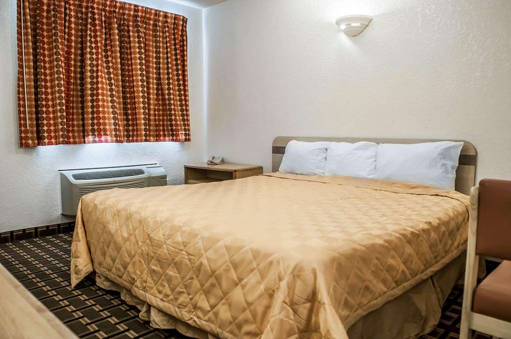 Rodeway Inn Albuquerque West - photo 12
