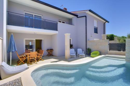 Strandnahe Villa mit privatem Pool WLAN Terrasse Grill — 4-Star Luxury Hotel in Medulin, Croatia