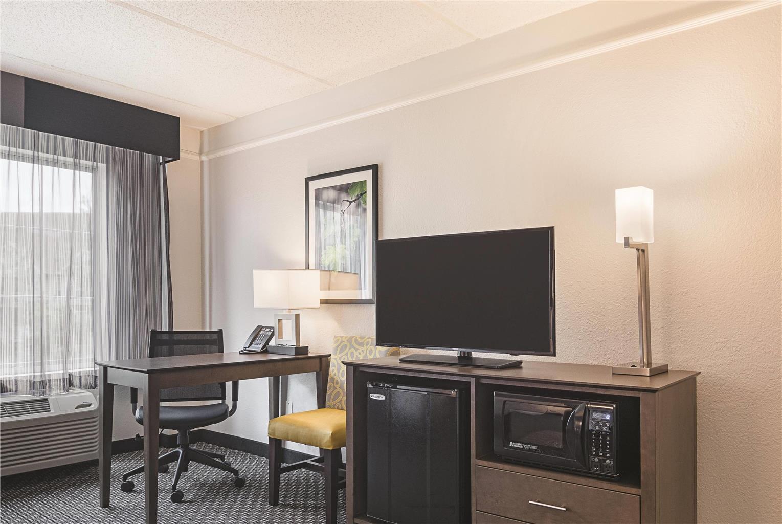 La Quinta Inn & Suites by Wyndham Atlanta Perimeter Medical - photo 21