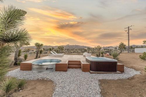 Casa Cholla Game Room Hot Tub Plunge Pool Sauna Hammocks — 4-Star Luxury Hotel in Yucca Valley, United States