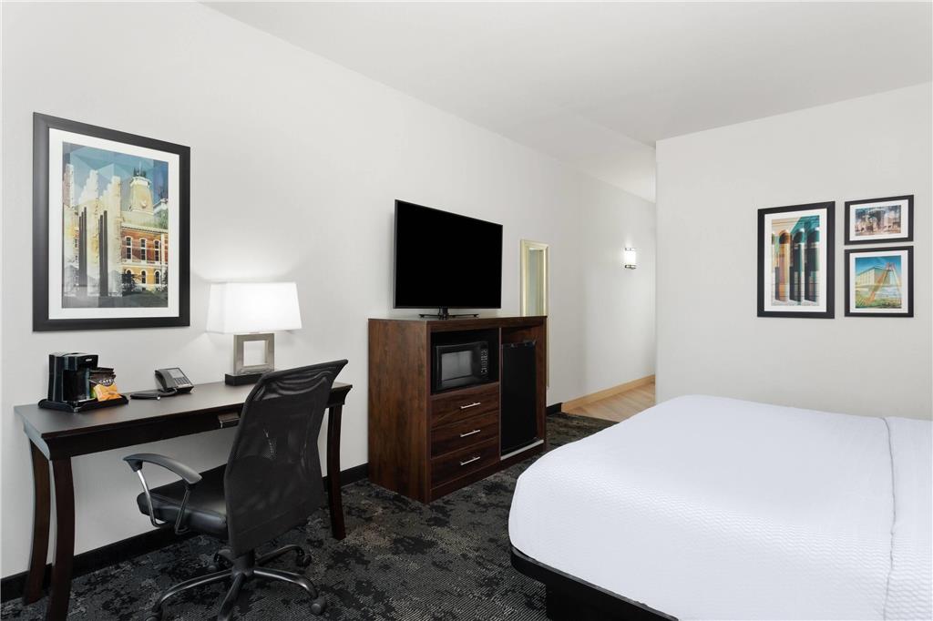 La Quinta Inn & Suites by Wyndham Columbus Edinburgh - photo 14