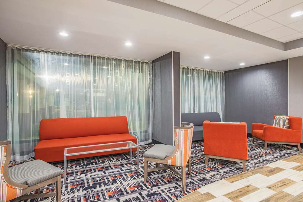 La Quinta Inn & Suites by Wyndham DC Metro Capital Beltway - photo 14