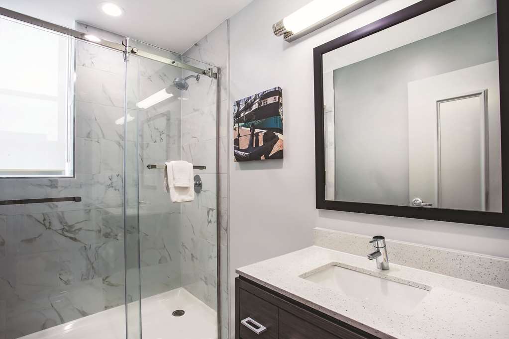 La Quinta Inn & Suites by Wyndham Baltimore Downtown - photo 17