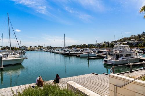 Castaway Villa Luxe on the Marina Walk to Beach — 4-Star Luxury Hotel in Safety Beach, Australia