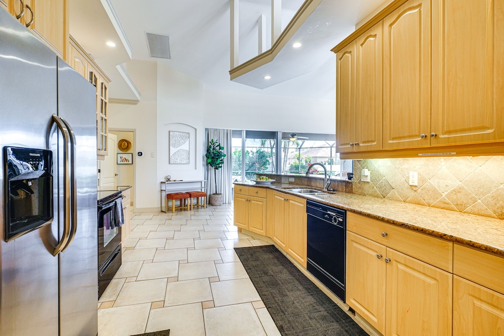 Spacious Oasis w Lagoon Pool & Spa in Cape Coral - photo 5