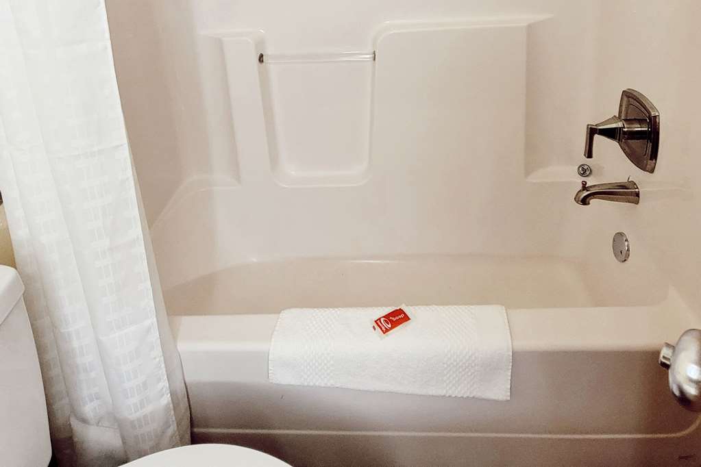 Econo Lodge Fargo West Acres - photo 13