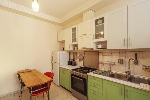 Vintage 2BR Apartment Managed By Wehost