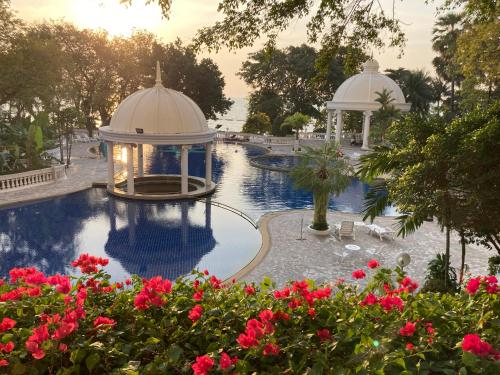 Sky Beach Beachfront Pattaya — 4-Star Luxury Hotel in Pattaya, Thailand