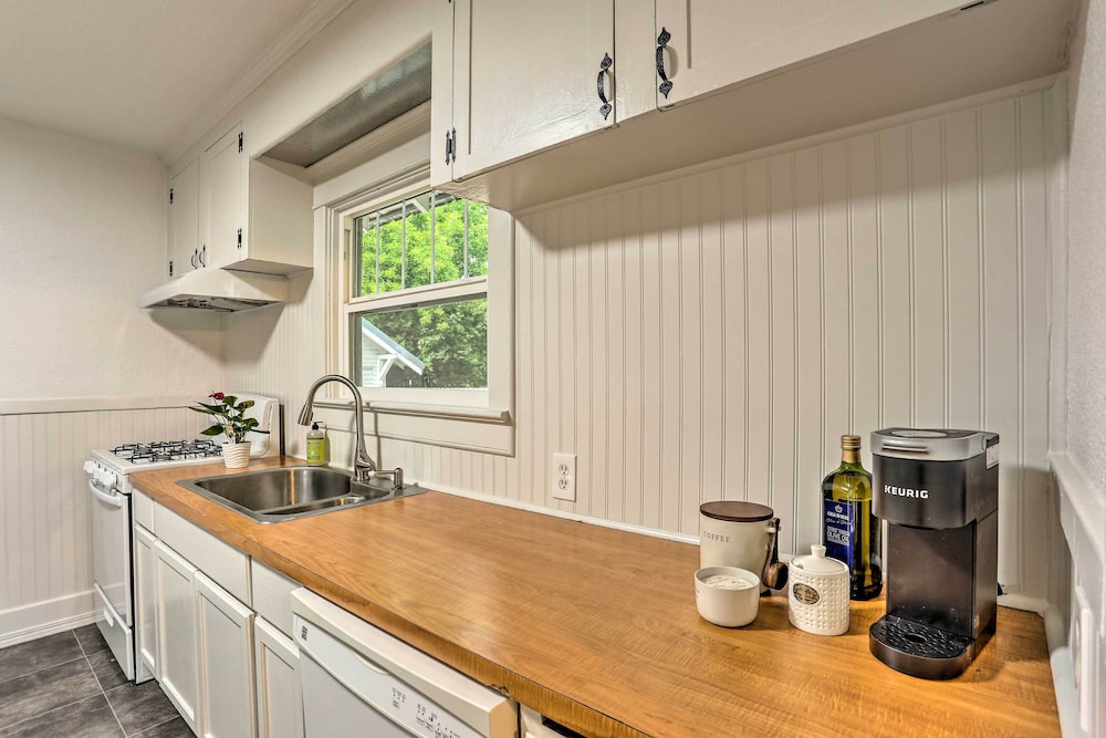 Pet Friendly Baker City Escape With Private Yard — Baker